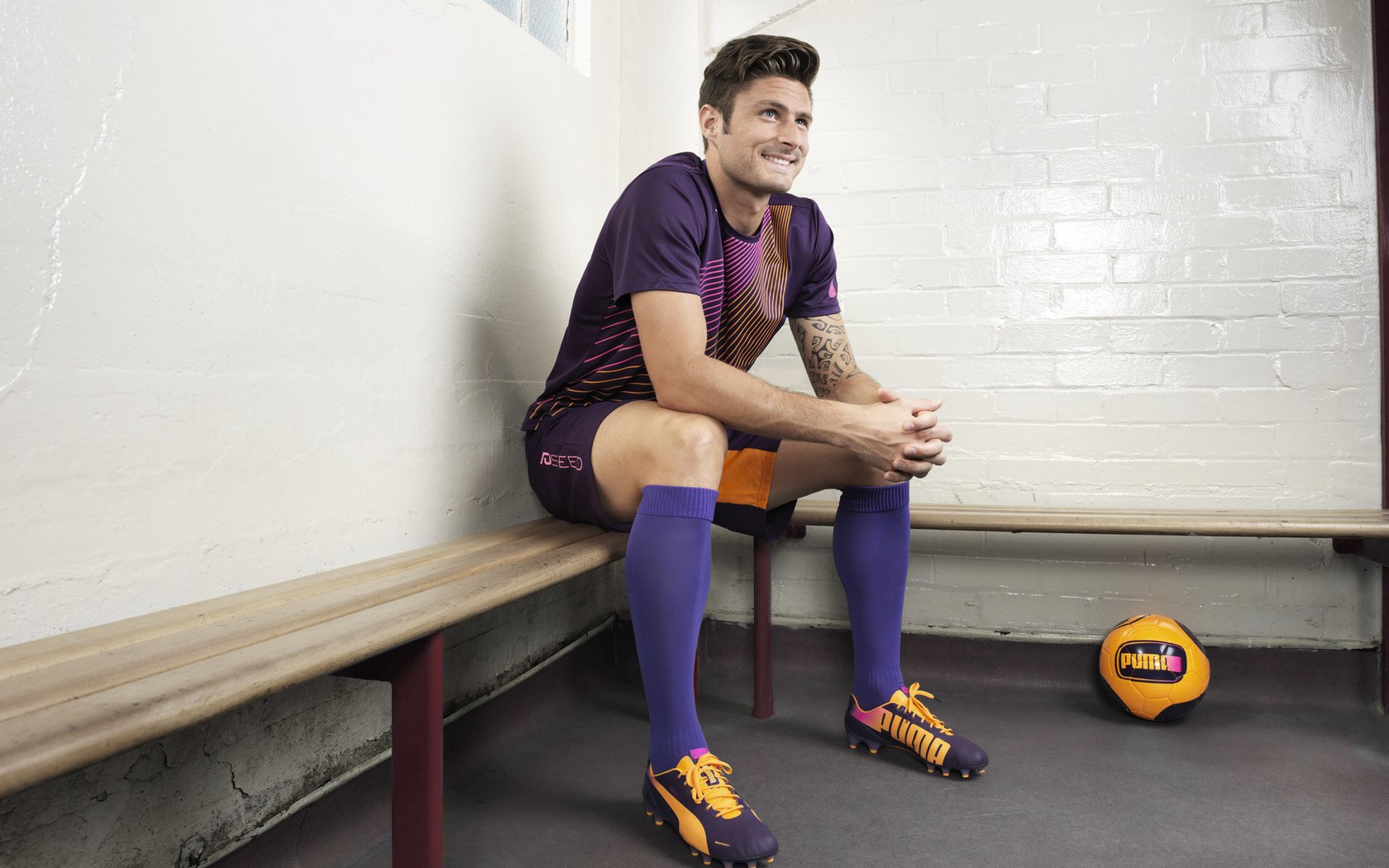 体育场馆夜间开放项目吸引市民夜跑与健身参与，体育馆夜跑图片