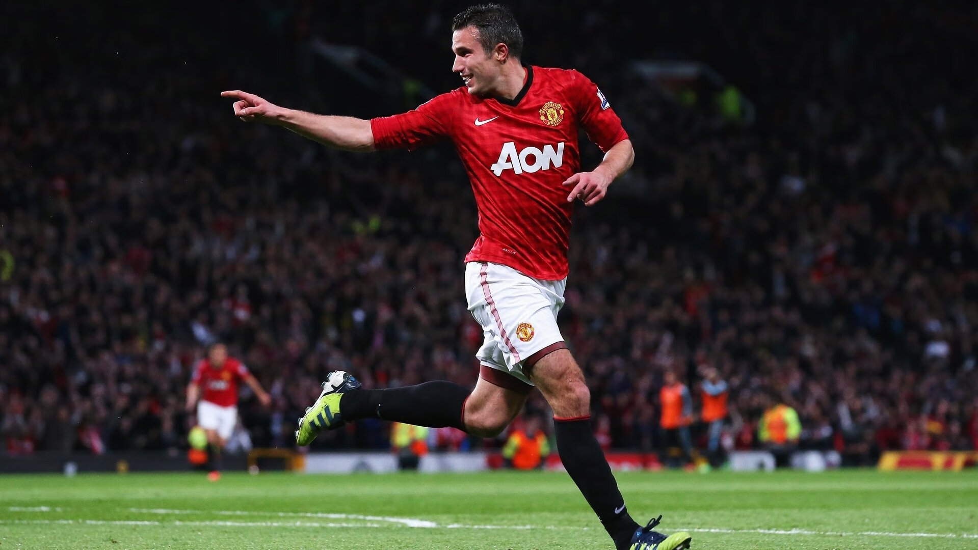 俱乐部在球员发展路径上制订长期计划并公布，俱乐部未来发展规划与预期收益分配该如何协调